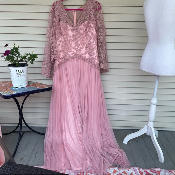 TADASHI SHOJI Embroidered Lace Cape Gown Dress in Rose Quartz Size 16 (NWT) - Picture 9 of 15